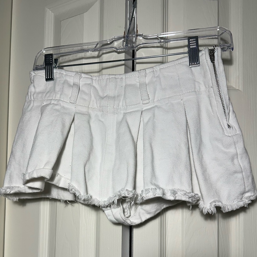 Edikted White Frayed Hem Pleated ultra mini denim Skorts